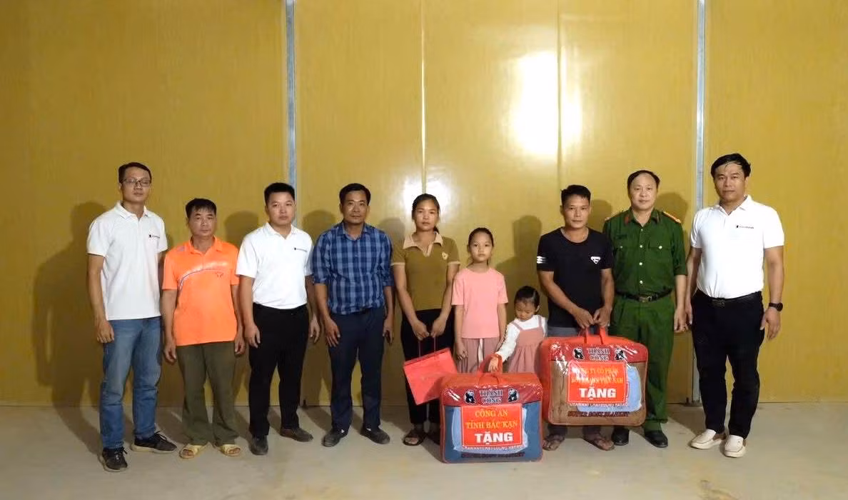 Khánh thành và bàn giao 4 căn nhà tặng các hộ gia đình bị thiệt hại bởi thiên tai -2
