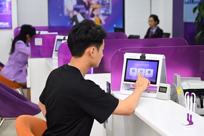 Ngân hàng “lột xác” khi có cổ đông lớn -0