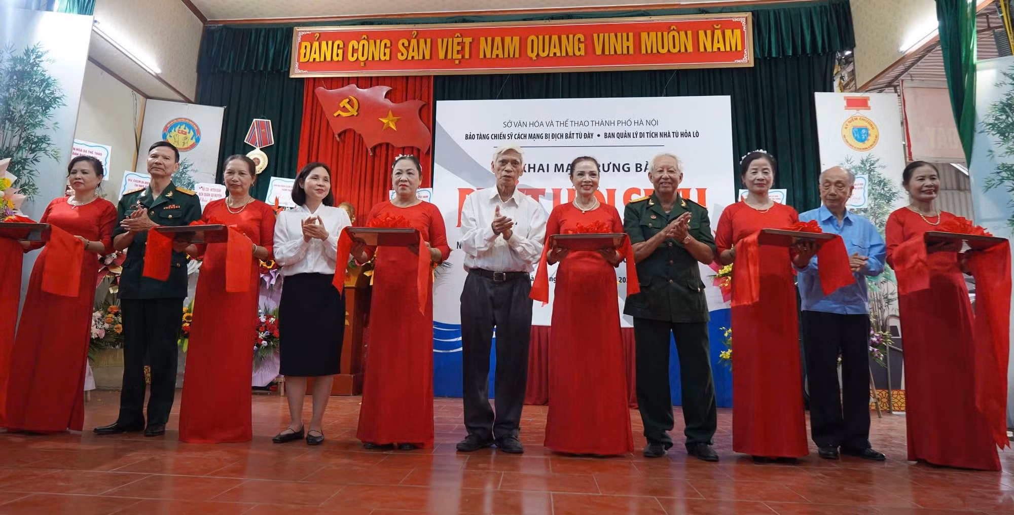 Ban tổ chức và các đại biểu cắt băng khai mạc trưng bày chuyên đề "Phút hồi sinh".