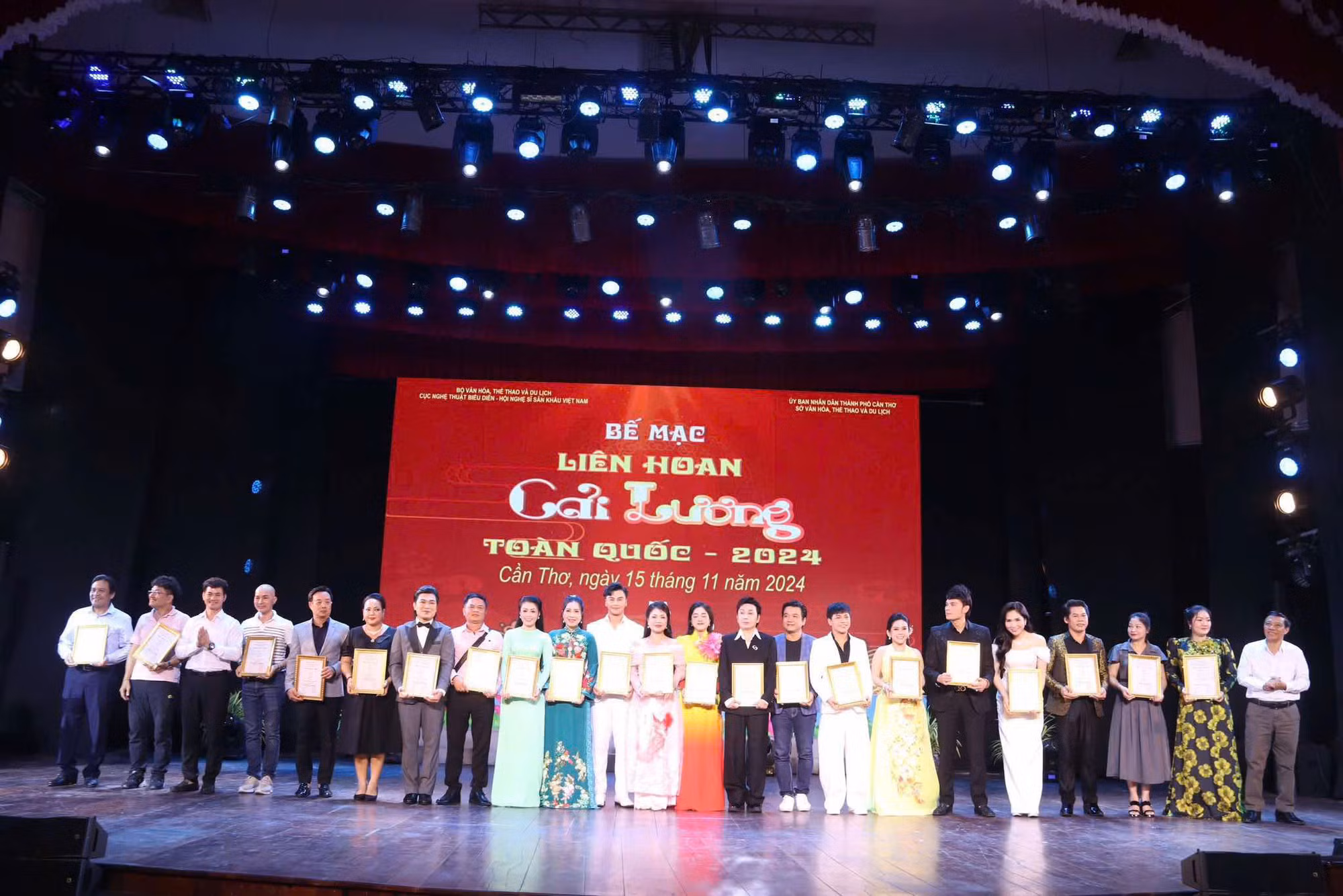 Trao 4 Huy chương vàng, 8 Huy chương Bạc cho vở diễn tai Liên hoan Cải lương toàn quốc năm 2024 -0