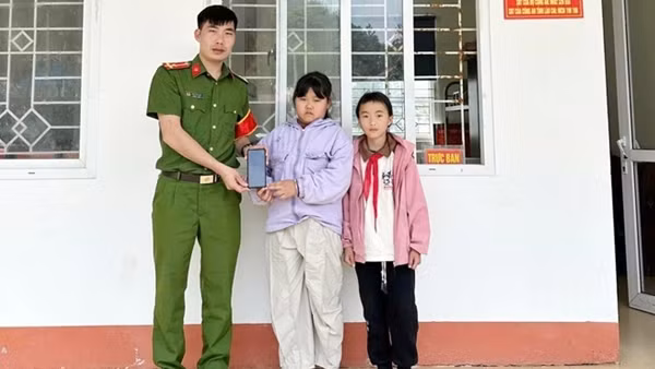 Nhặt được của rơi, 2 học sinh trả lại người đánh mất