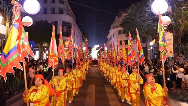 Hàng ngàn người đổ về phố đi bộ dự Lễ hội Thiết kế sáng tạo Hà Nội