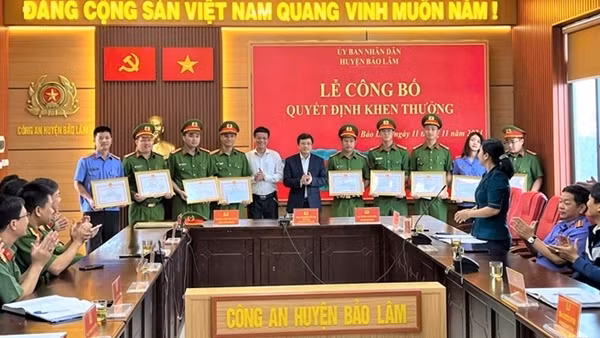 Bắt nhóm “lâm tặc”, nhiều cán bộ Công an được khen thưởng