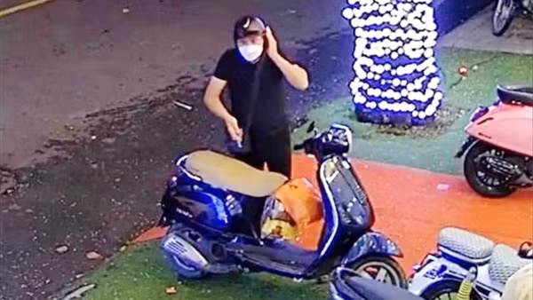 Dùng tiền giả mua hàng vào ban đêm