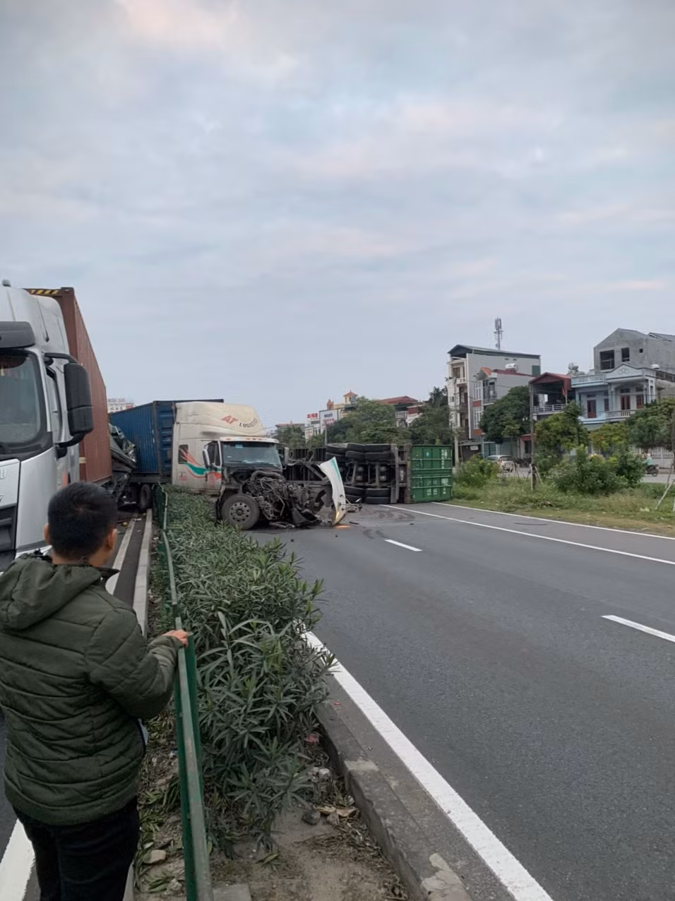 Bốn xe ô tô va chạm liên hoàn trên quốc lộ 5A, một người tử vong, hai người bị thương -0