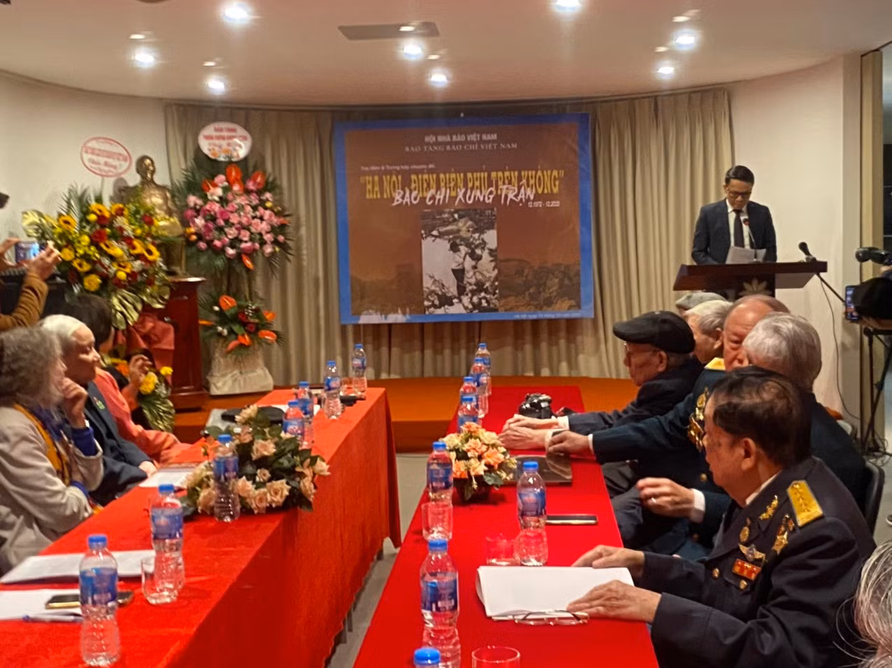Trưng bày và triển lãm: Báo chí xung trận “Hà Nội – Điện Biên Phủ trên không” -0