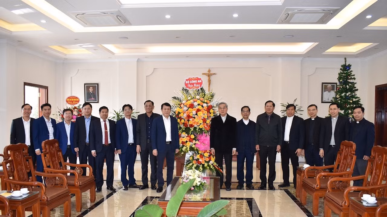 Lãnh đạo Bộ Công an chúc mừng các chức sắc, bà con Giáo dân, Tin lành nhân dịp Lễ Giáng sinh 2022 -0