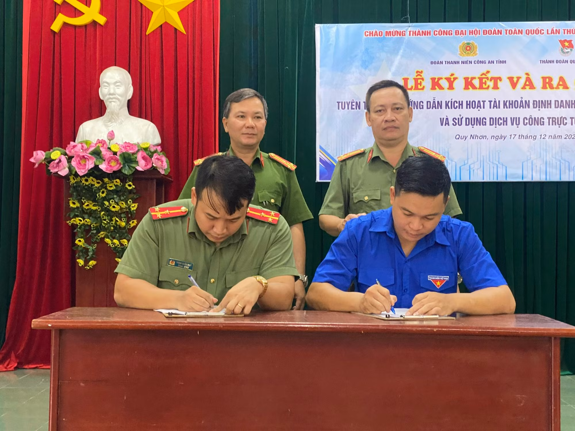 Ra quân tuyên truyền, hướng dẫn đăng ký, kích hoạt tài khoản Định danh điện tử trên Ứng dụng VneID -0