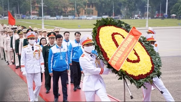 Đoàn đại biểu dự Đại hội Đoàn toàn quốc báo công dâng Bác
