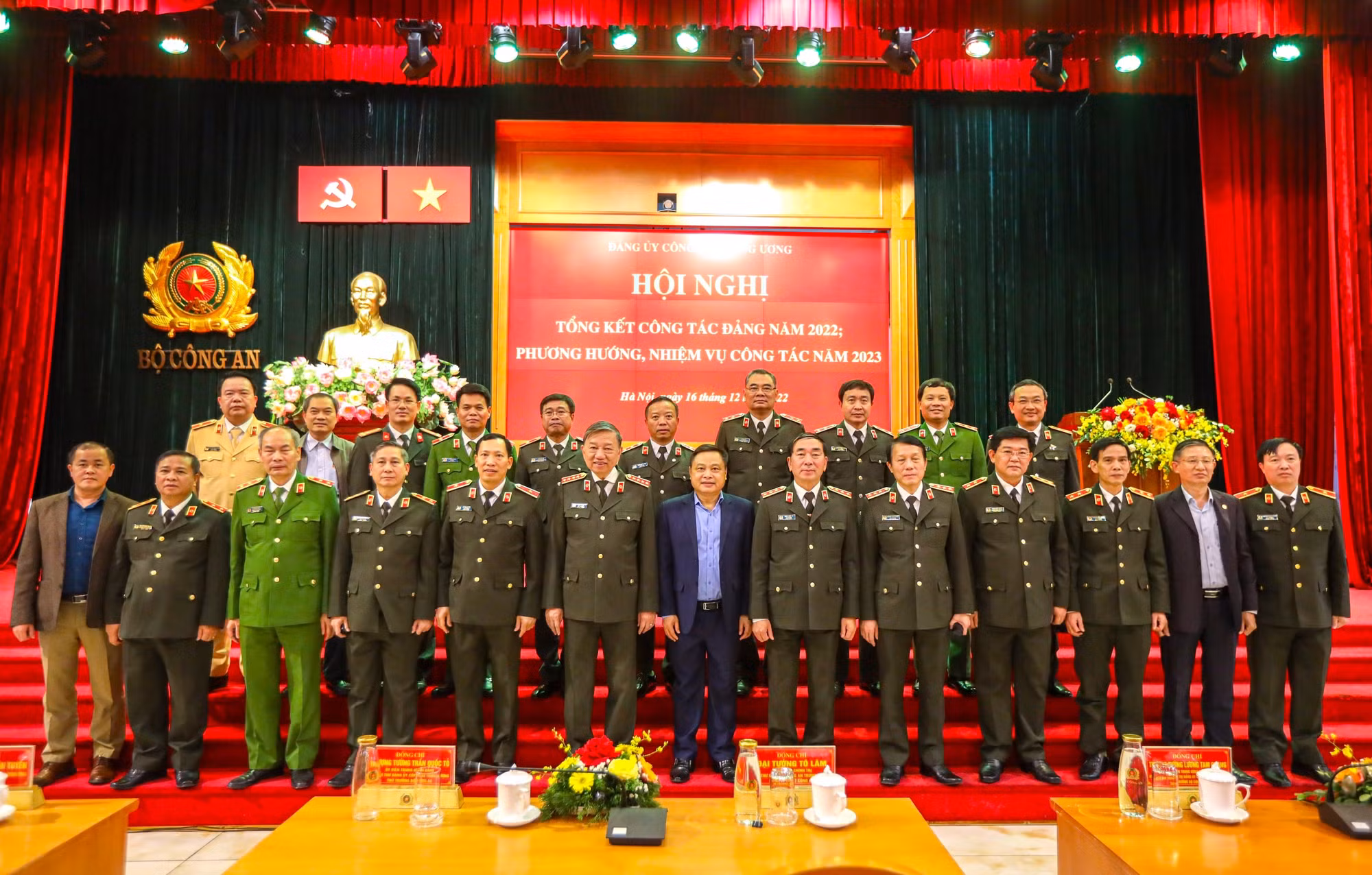 Tổng kết công tác đảng và trao Giải Búa Liềm Vàng trong CAND năm 2022 -0