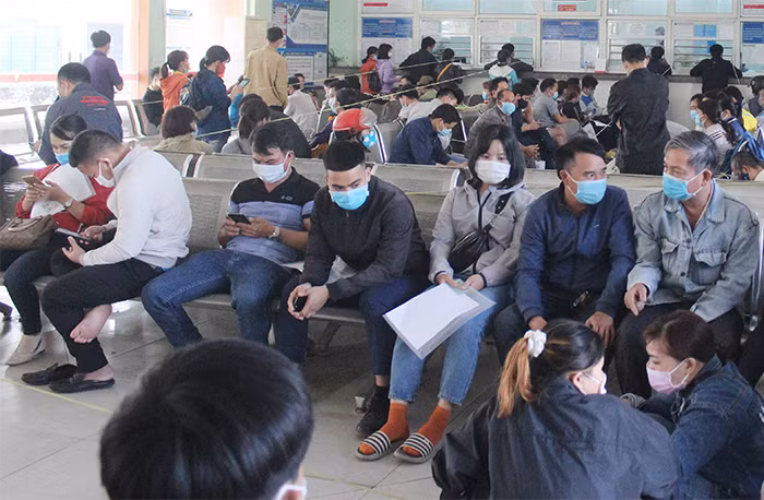 Chờ đợi làm các loại thủ tục vẫn là vấn đề đang gây phiền hà cho người dân.