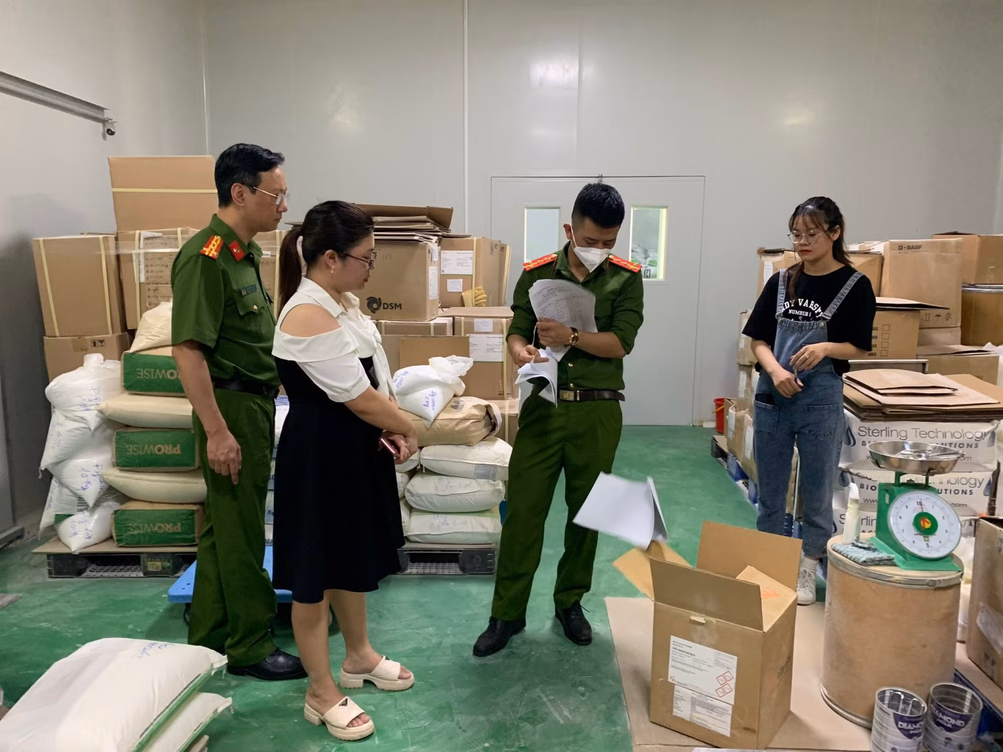Khởi tố hình sự doanh nghiệp sản xuất sữa bột cho trẻ em và người già kém chất lượng -0