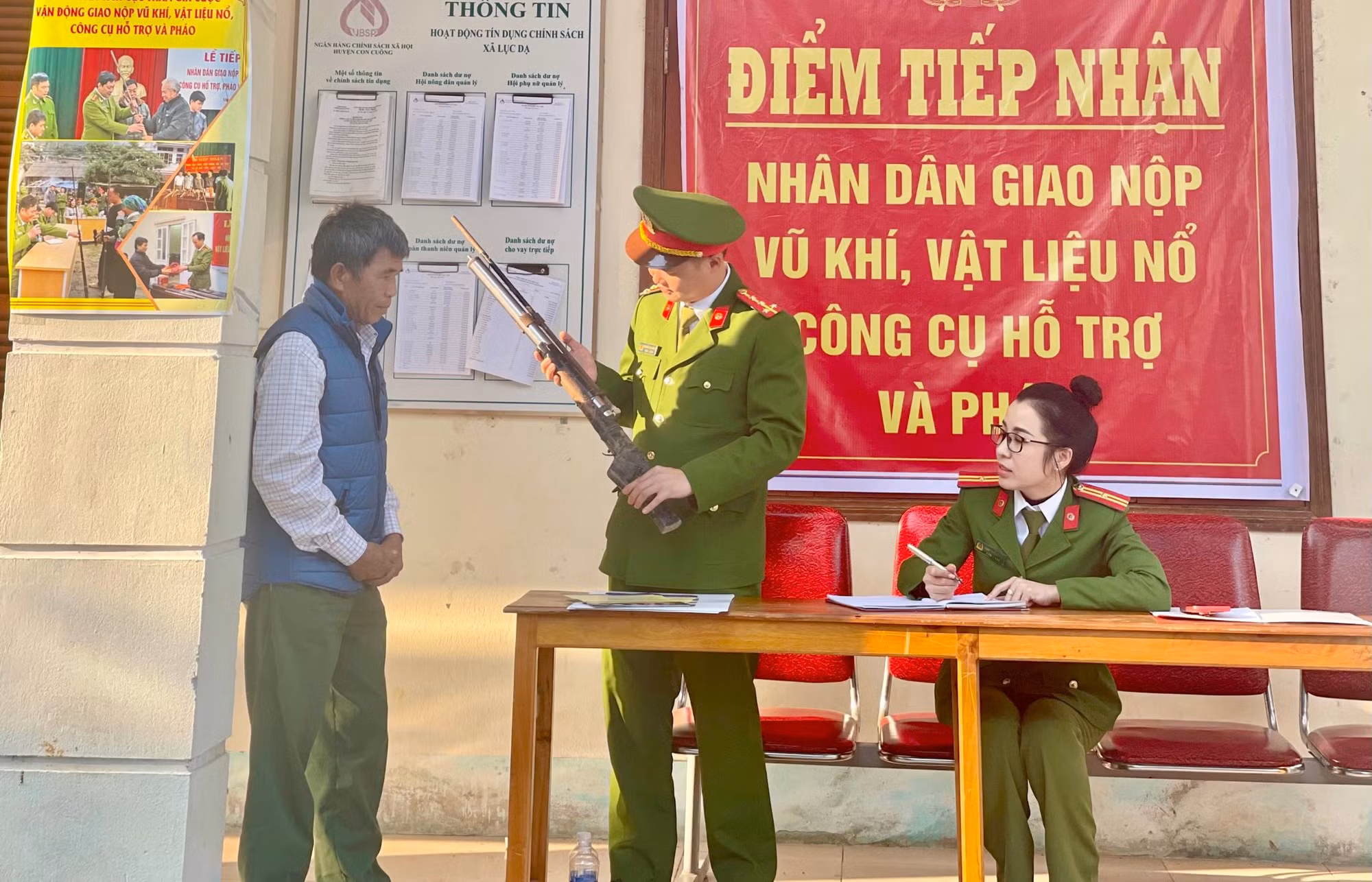 Tuyên truyền, vận động nhân dân giao nộp vũ khí, vật liệu nổ dịp cuối năm -0