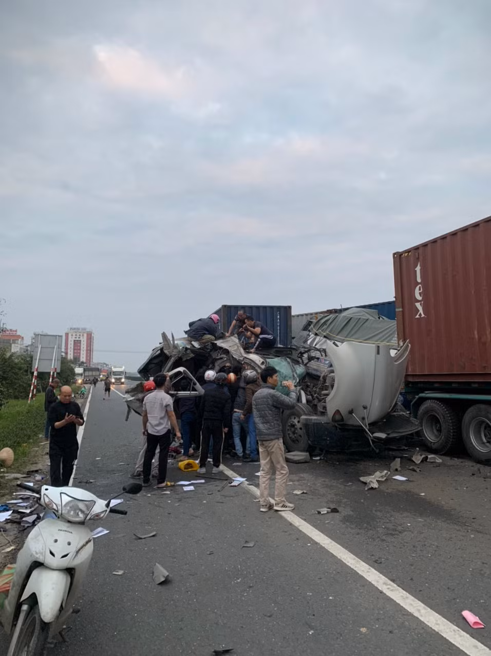 Bốn xe ô tô va chạm liên hoàn trên quốc lộ 5A, một người tử vong, hai người bị thương -1