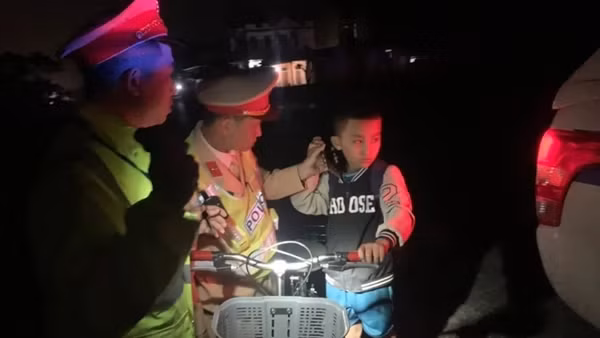 Cậu bé 9 tuổi đi lạc 60km trong đêm được CSGT đưa về nhà