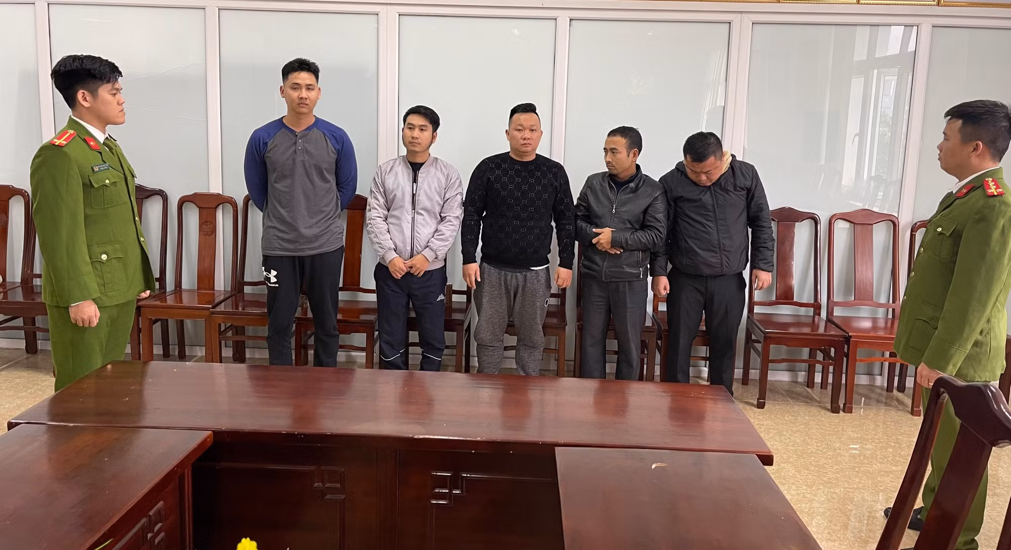 Dạt ra Hà Tĩnh thuê nhà nghỉ để điều hành đường dây cá độ bóng đá tại Huế -0