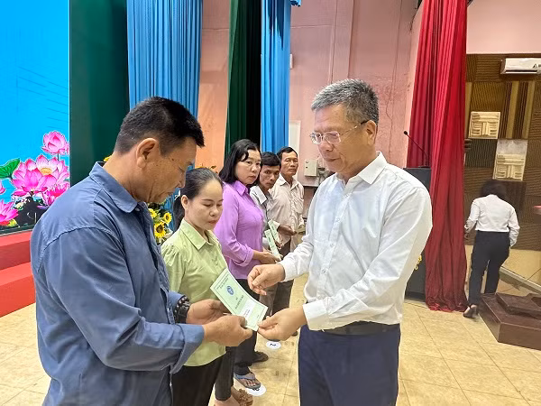 Mang Tết sớm đến với người dân nghèo -0