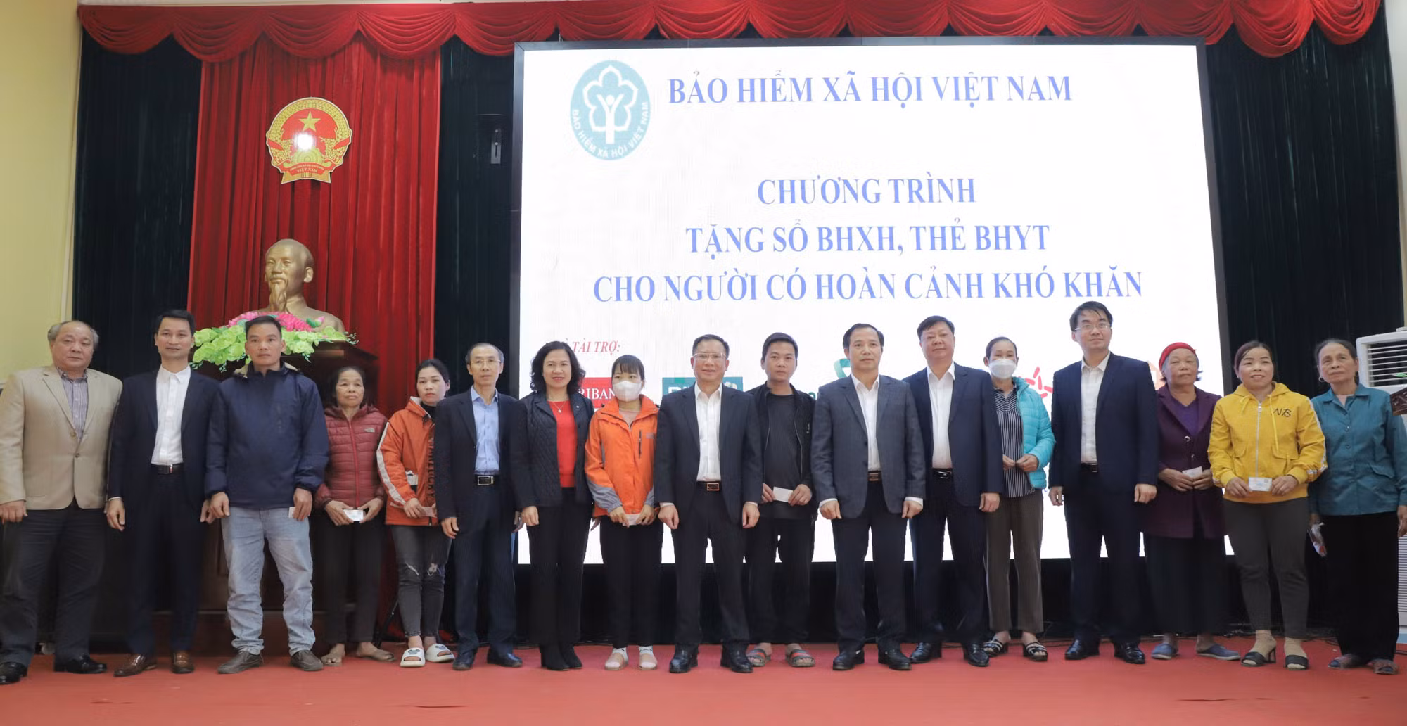 Trao tặng sổ BHXH, thẻ BHYT tại tỉnh Sơn La, Hòa Bình -0