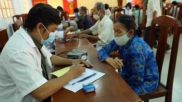 Công an tỉnh Tây Ninh khám bệnh, cấp phát thuốc miễn phí và tặng quà người dân nghèo