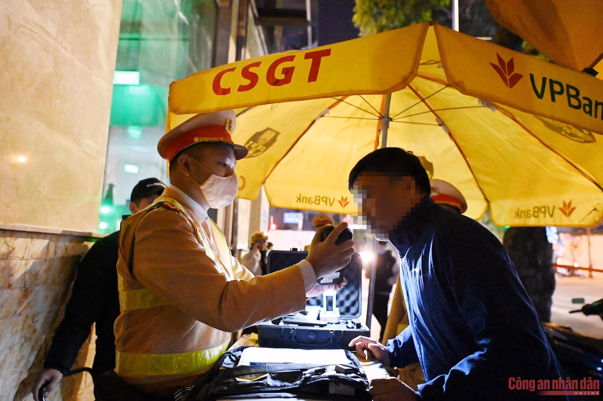 Cận cảnh "ma men" giằng co với Cảnh sát ảnh 2