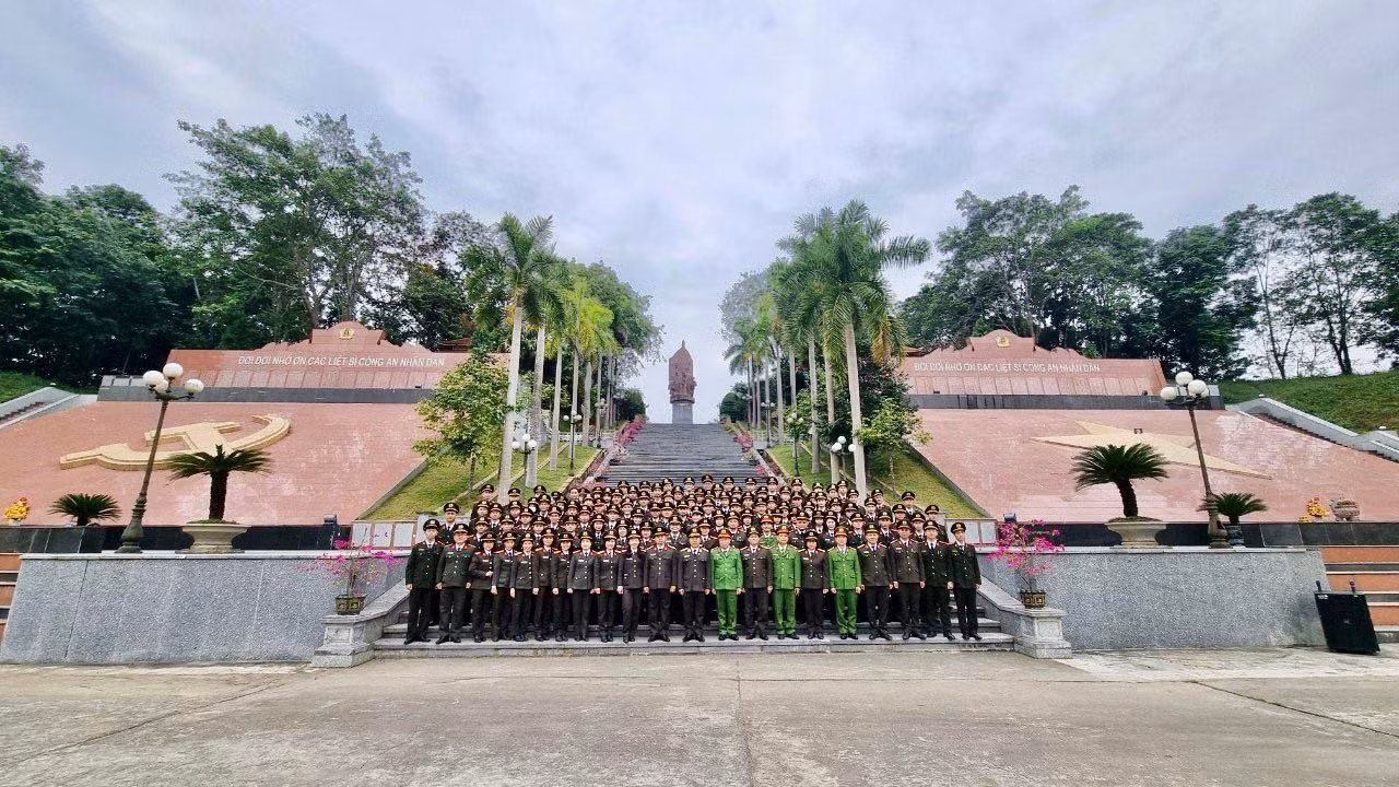 Học viện Chính trị CAND về nguồn tại Nha Công an Trung ương và tặng quà cho học sinh có hoàn cảnh khó khăn -0