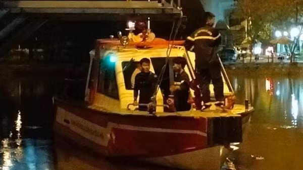 Tìm kiếm người đàn ông đuối nước do nhảy rạch vớt cano đồ chơi