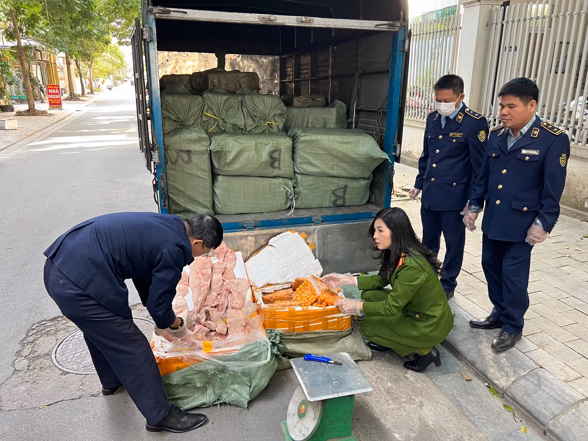 Tạm giữ gần 2 tấn nầm lợn và tràng trứng gà -0