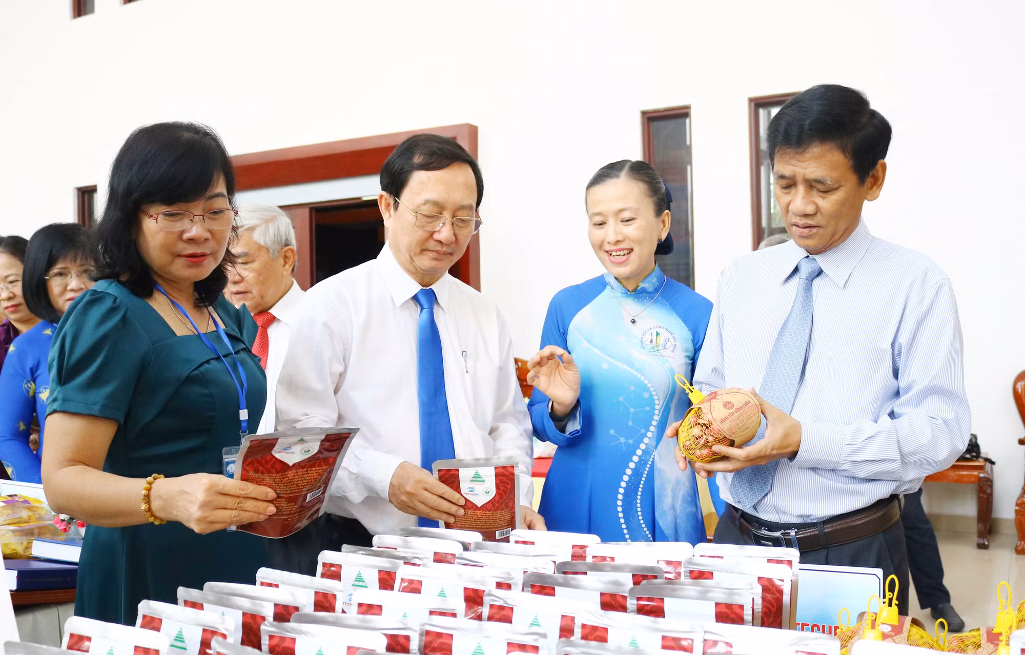 Hội thảo khoa học công nghệ phục vụ phát triển vùng đồng bằng sông Cửu Long -0
