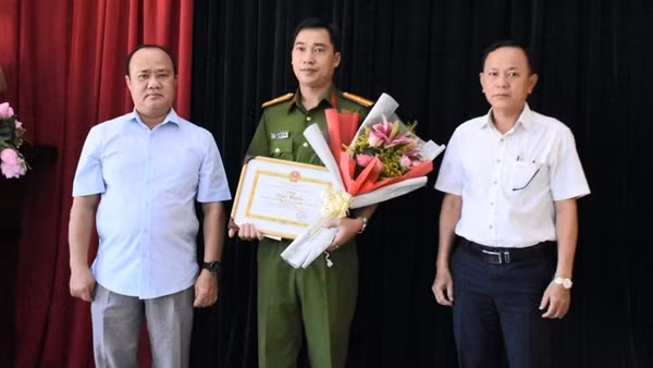 Khen thưởng đơn vị triệt phá đường dây sản xuất tân dược giả