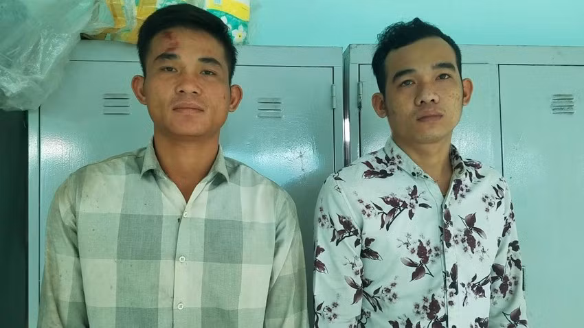 Khống chế 2 đối tượng say xỉn tấn công CSGT, đòi đốt xe -0