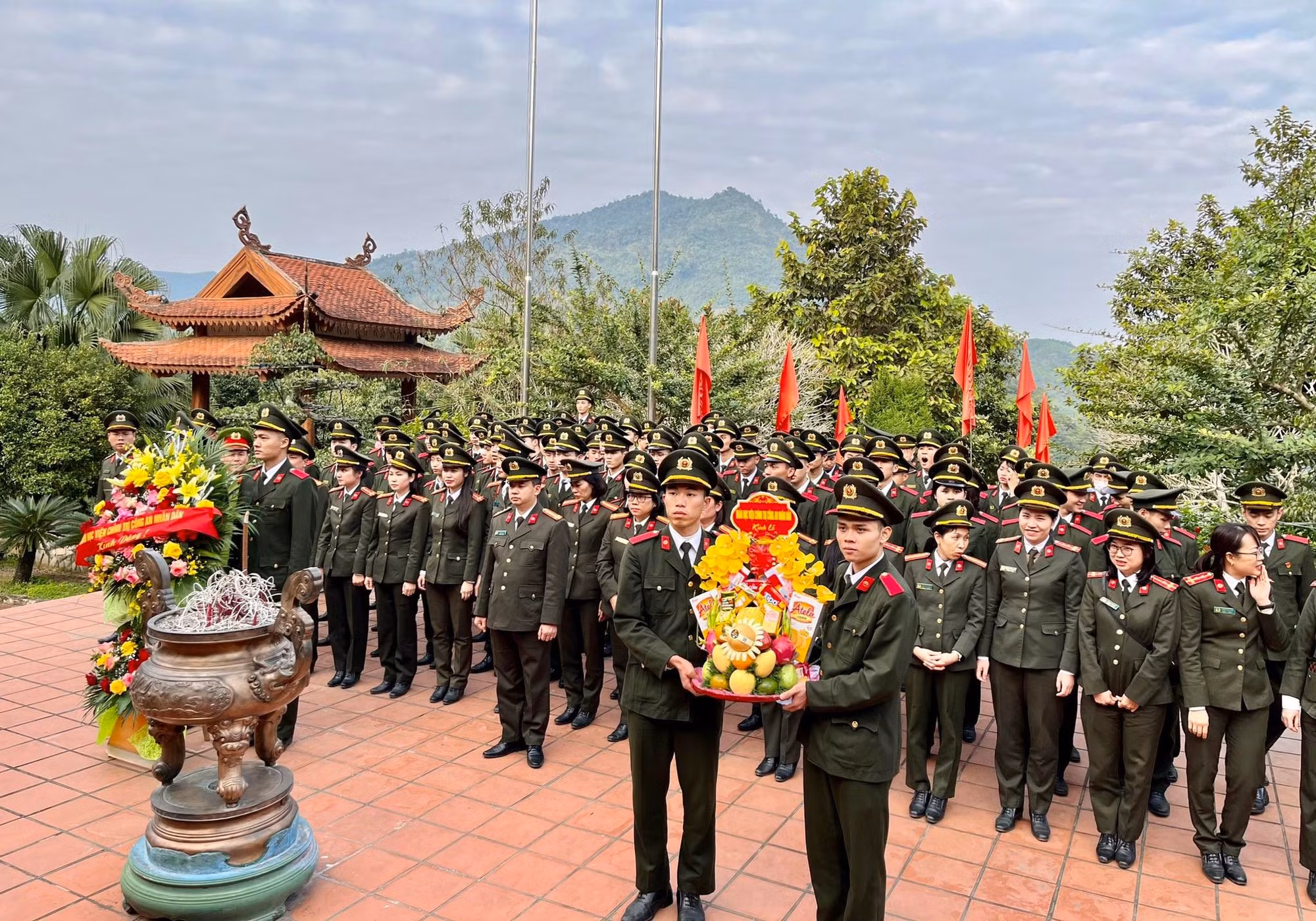 Học viện Chính trị CAND về nguồn tại Nha Công an Trung ương và tặng quà cho học sinh có hoàn cảnh khó khăn -0