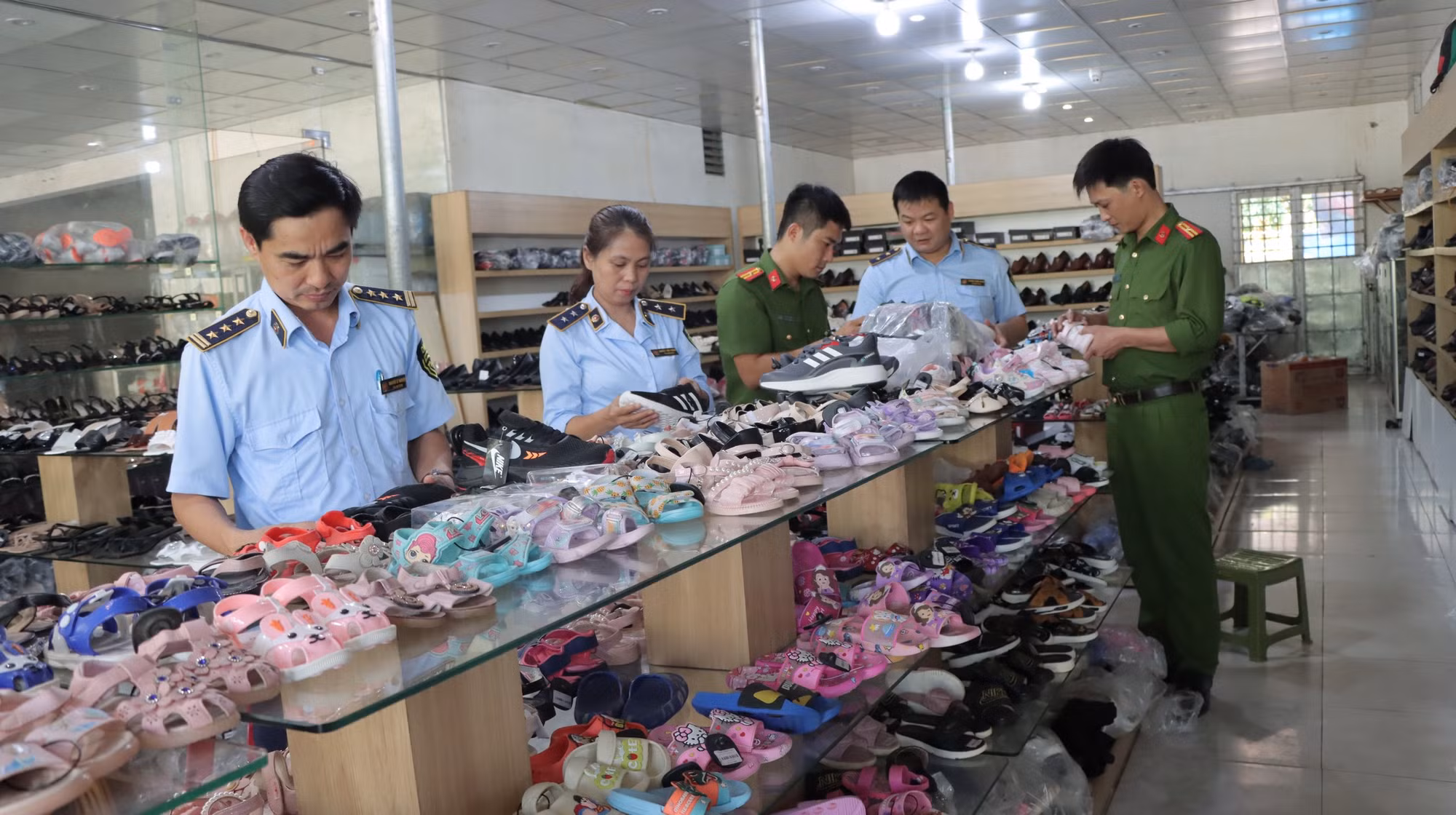 Cao điểm chống buôn lậu, gian lận thương mại dịp Tết Nguyên Nguyên đán -0