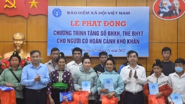 Tặng sổ BHXH, thẻ BHYT cho người dân có hoàn cảnh khó khăn