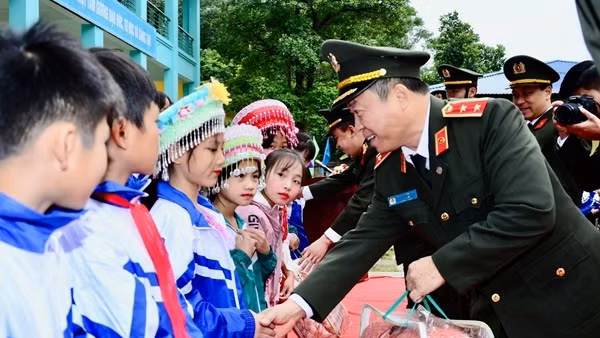 Học viện Chính trị CAND về nguồn và tặng quà cho học sinh nghèo