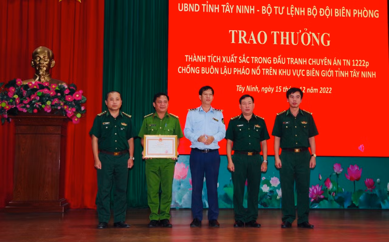 Trao thưởng đột xuất cho ban chuyên án chống buôn lậu pháo nổ khu vực biên giới -0