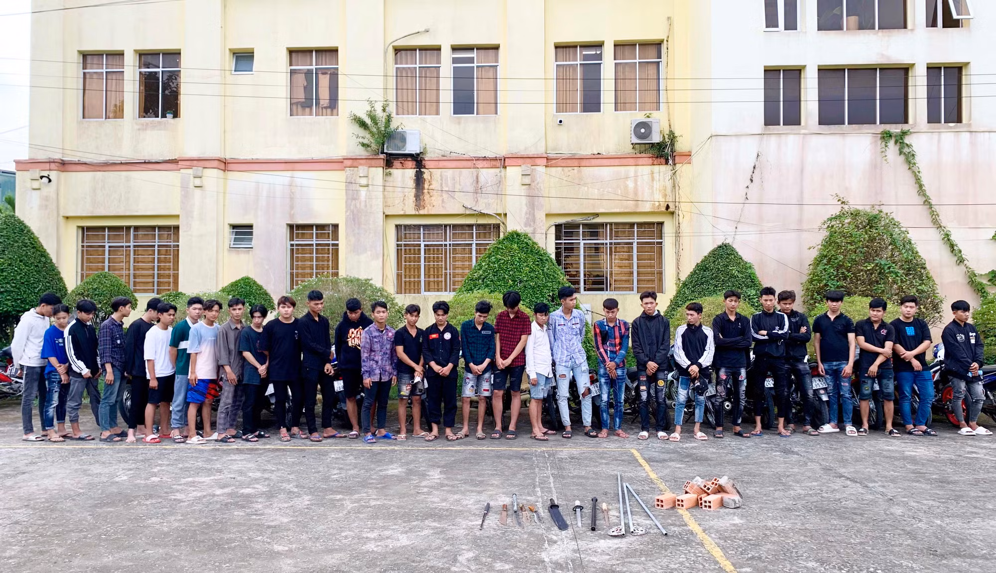 30 thanh thiếu mang hung khí tự chế đi giải quyết mâu thuẫn -0