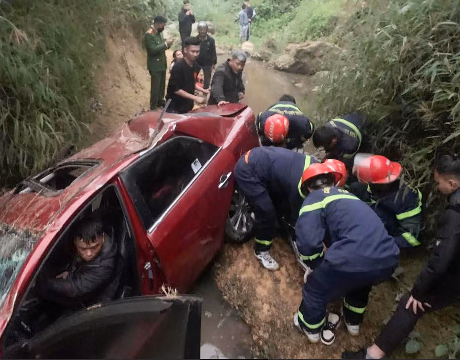 Cứu 2 người trong xế hộp bị kẹt dưới cống -0
