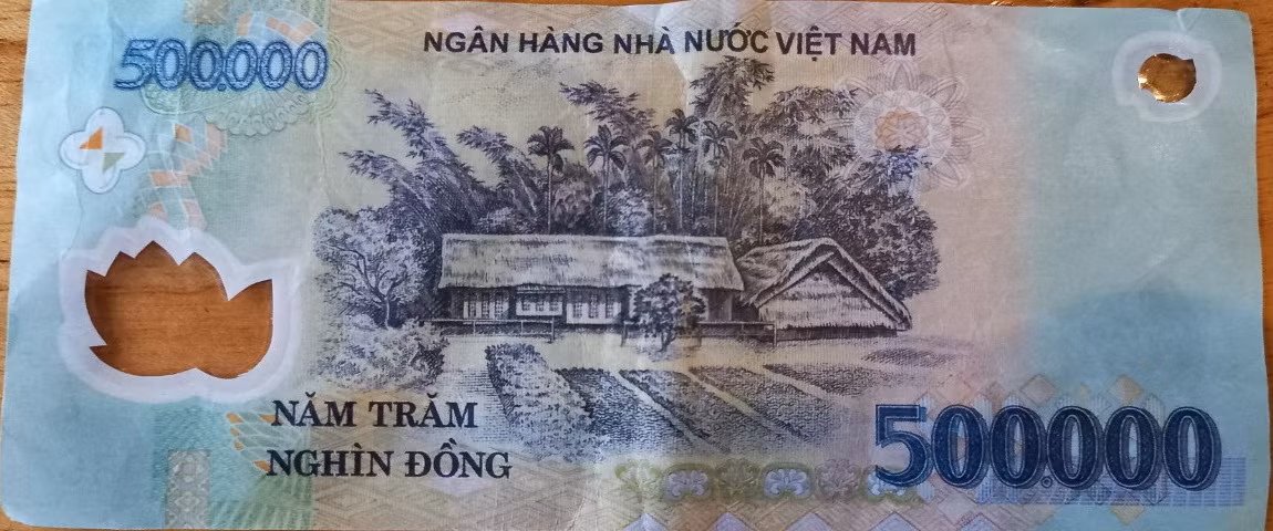 Bắt hai đối tượng cầm tiền giả đi dạo phố để mua hàng vào ban đêm -0