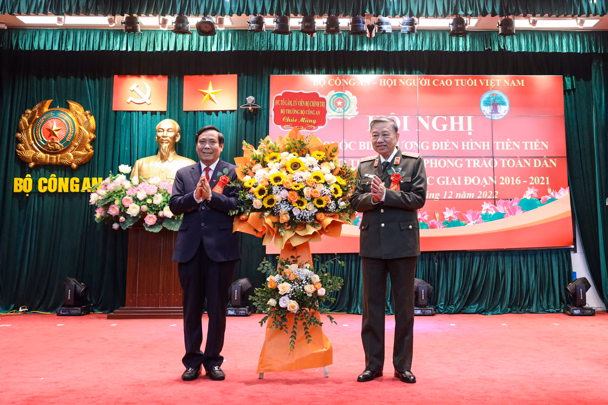 Biểu dương 139 điển hình tiên tiến người cao tuổi trong phong trào toàn dân bảo vệ ANTQ giai đoạn 2016-2021 -0