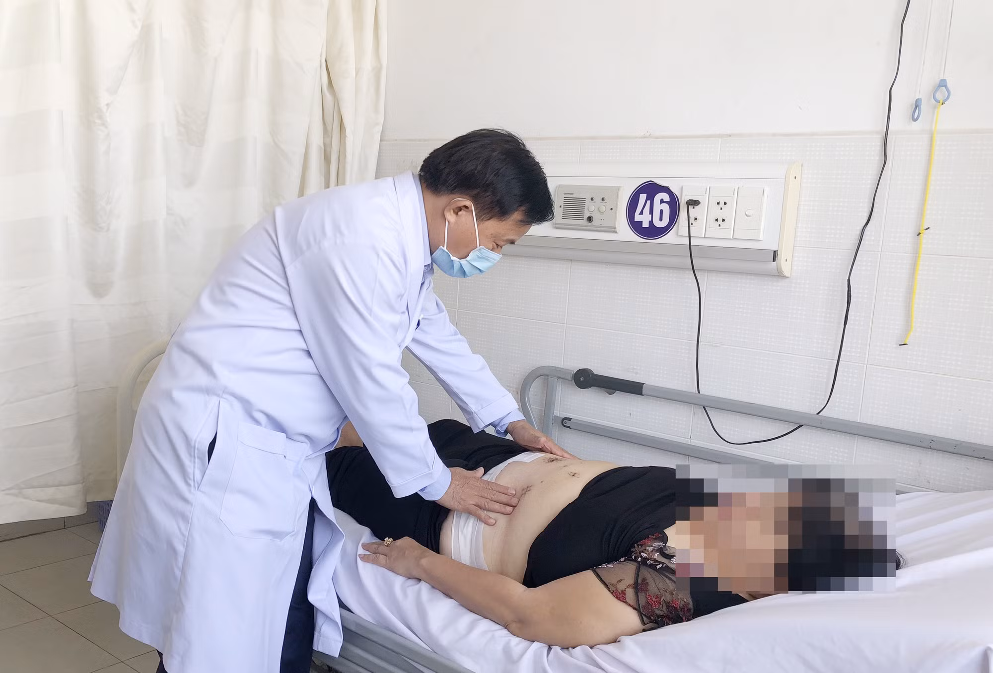 Phẫu thuật thành công cho bệnh nhân bị thoát vị thành bụng siêu khủng -0