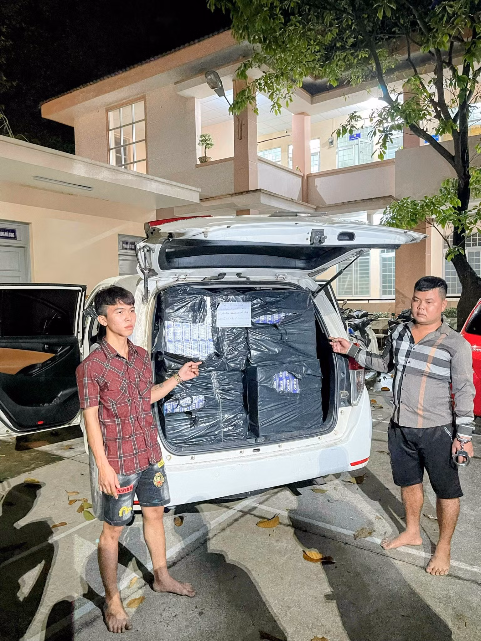 Khen thưởng lực lượng bắt giữ hai đối tượng vận chuyển 15.000 bao thuốc lá lậu -0