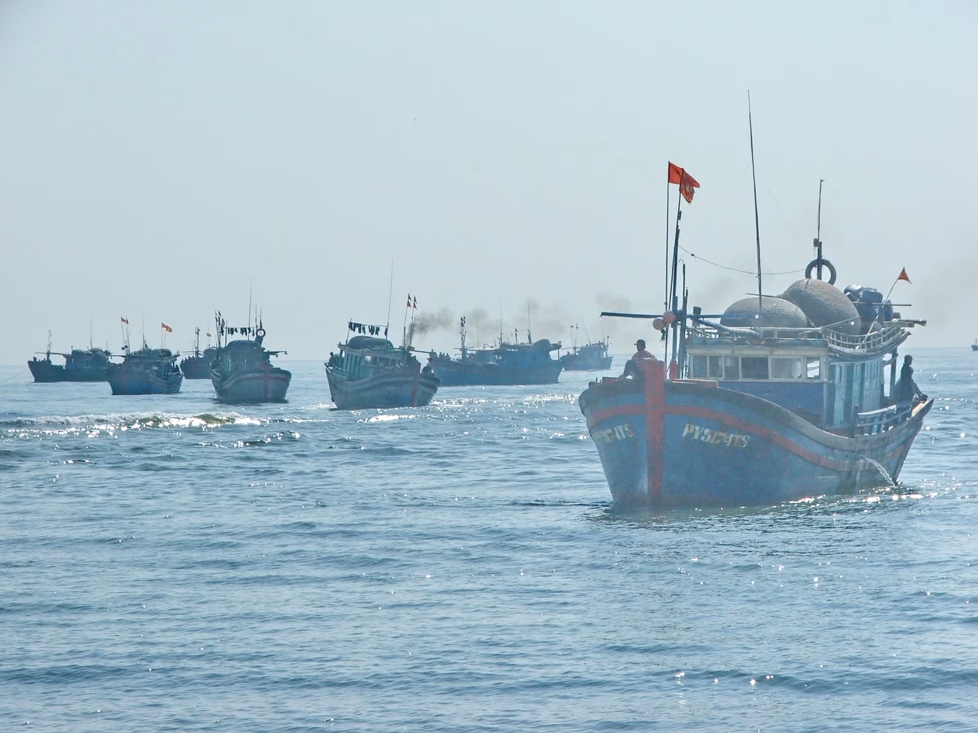 Sóng đánh chìm tàu cá ở cửa Đà Diễn, 6 ngư dân bơi vào bờ thoát nạn -0