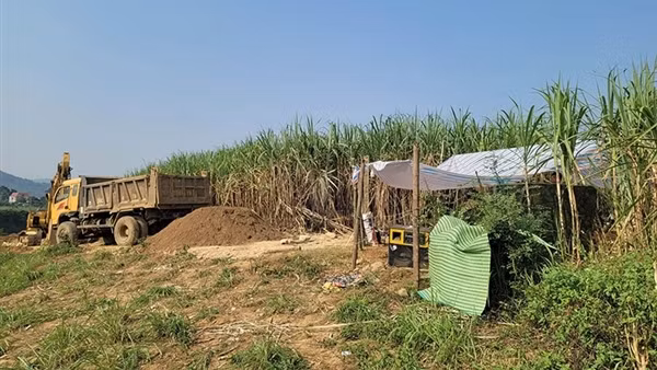 Lo sợ sạt lở đất, người dân ngăn cản doanh nghiệp khai thác cát