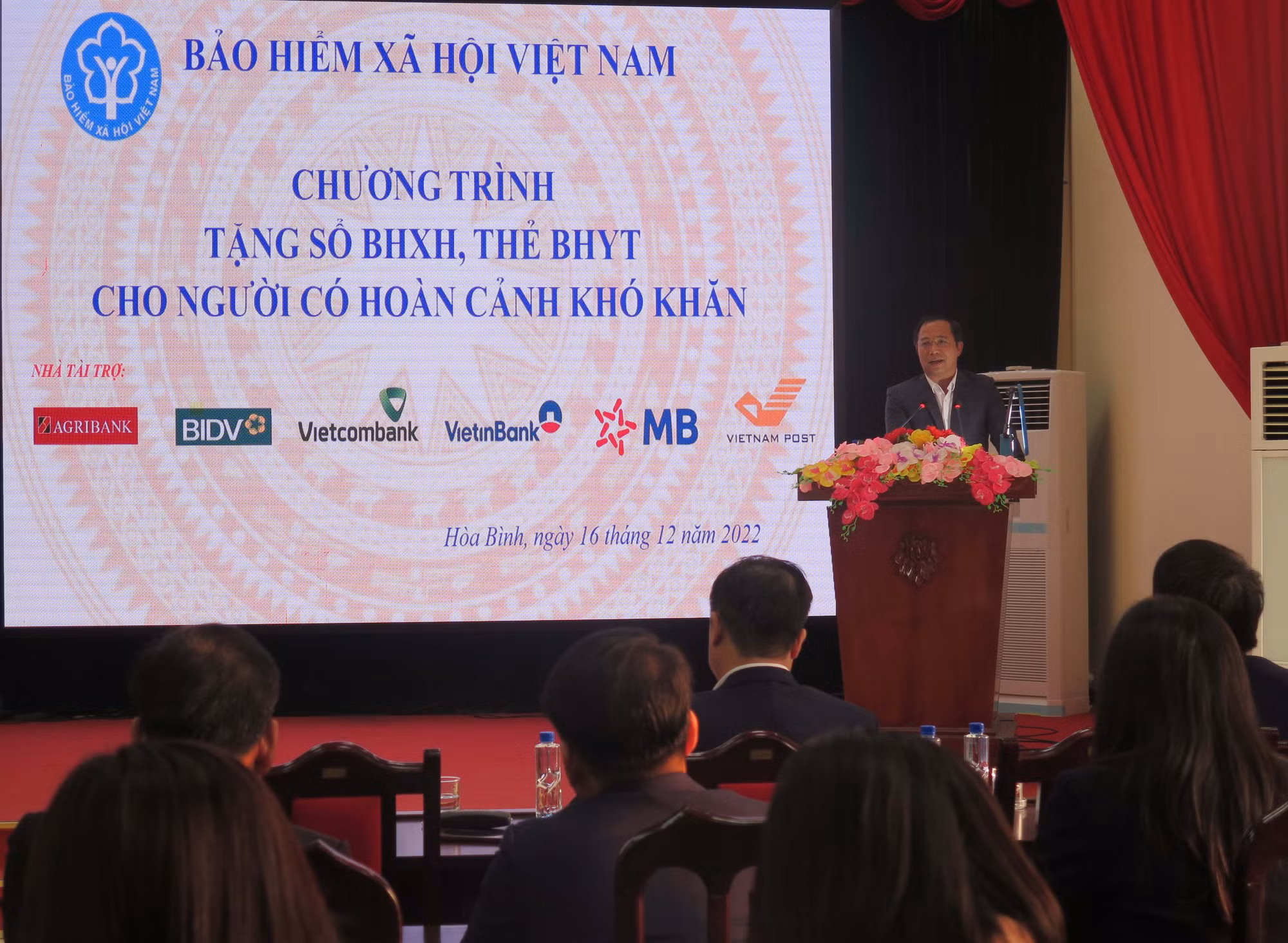 Trao tặng sổ BHXH, thẻ BHYT tại tỉnh Sơn La, Hòa Bình -0