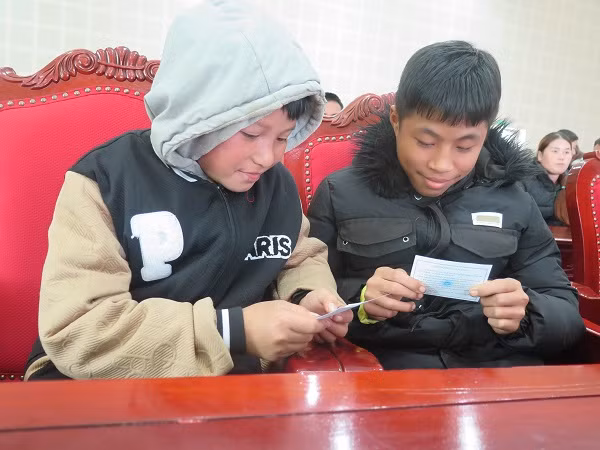 Trao tặng sổ BHXH, thẻ BHYT tại tỉnh Sơn La, Hòa Bình -0