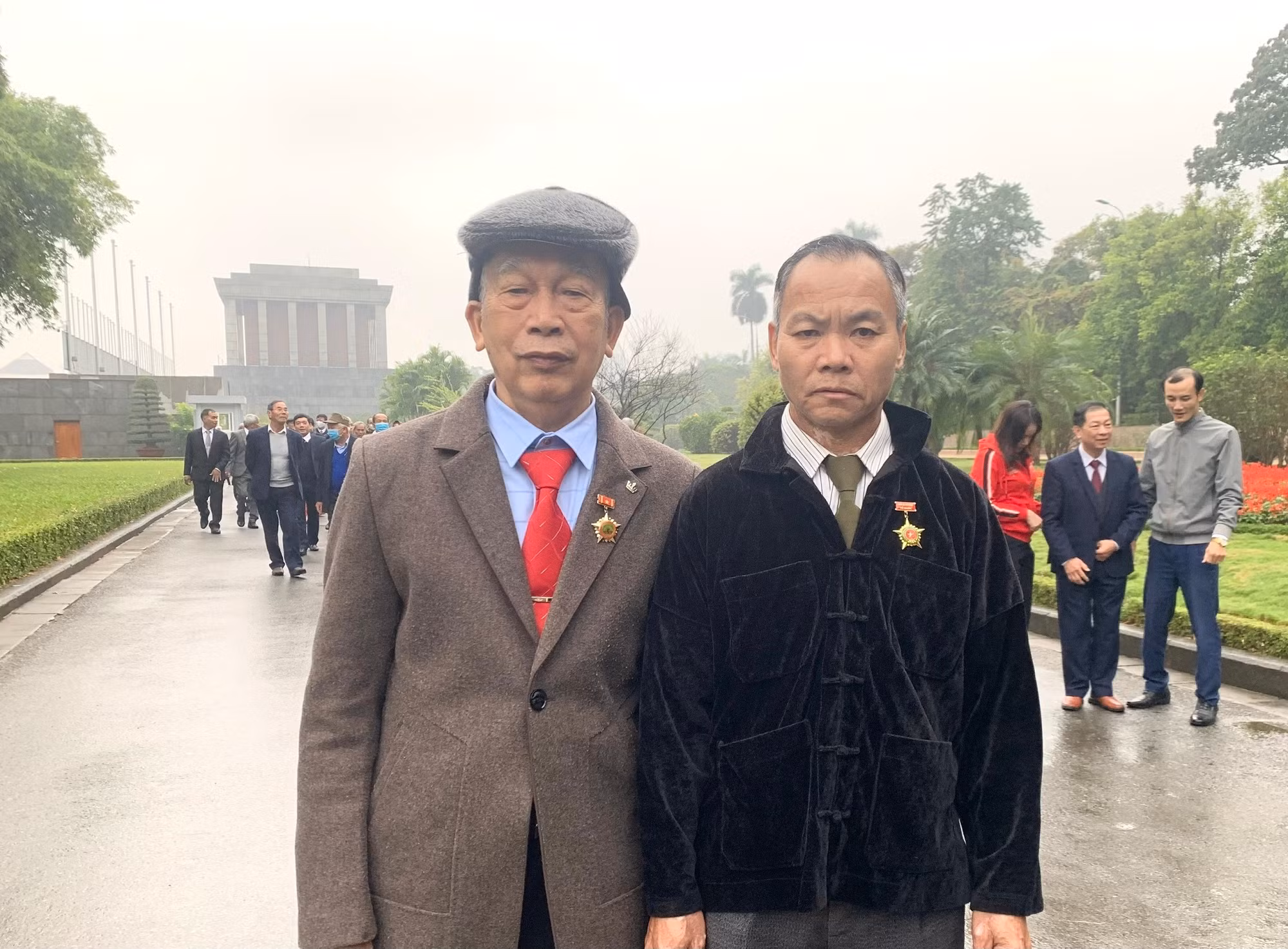 Đoàn đại biểu người cao tuổi điển hình tiên tiến vào Lăng viếng Chủ tịch Hồ Chí Minh. -0