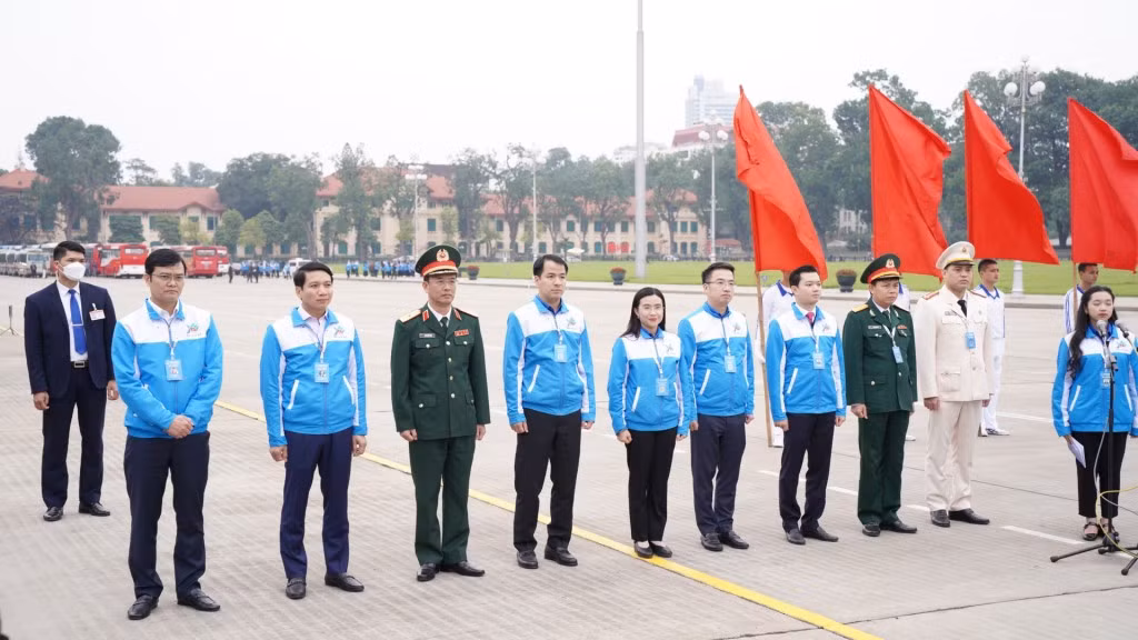 Đại biểu dự Đại hội Đoàn toàn quốc lần thứ XII báo công dâng Bác -0