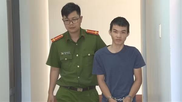 Nghịch tử dùng dao sát hại cha ruột ra đầu thú