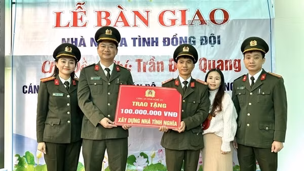 Bàn giao “Nhà nghĩa tình đồng đội” cho Thượng uý Trần Đức Quang