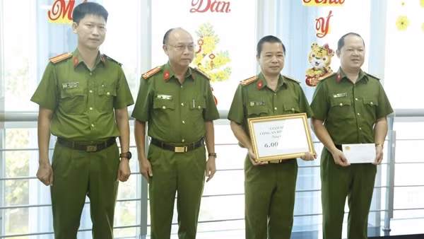 Khen thưởng các lực lượng bắt giữ vụ vận chuyển 15000 bao thuốc lá lậu